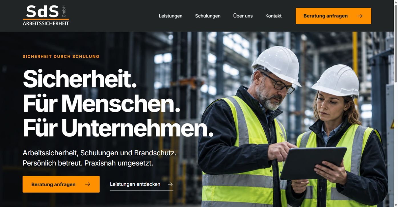 Website von SdS Arbeitssicherheit mit zwei Fachkräften in Schutzausrüstung und dem Leitsatz Sicherheit. Für Menschen. Für Unternehmen.